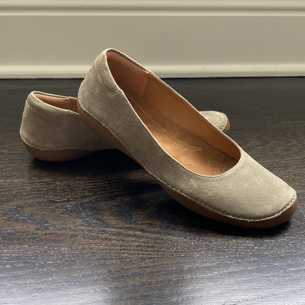 Clarks Artisan Leather Slip on Flats Comfort Shoes Size 8M Tan Taupe
